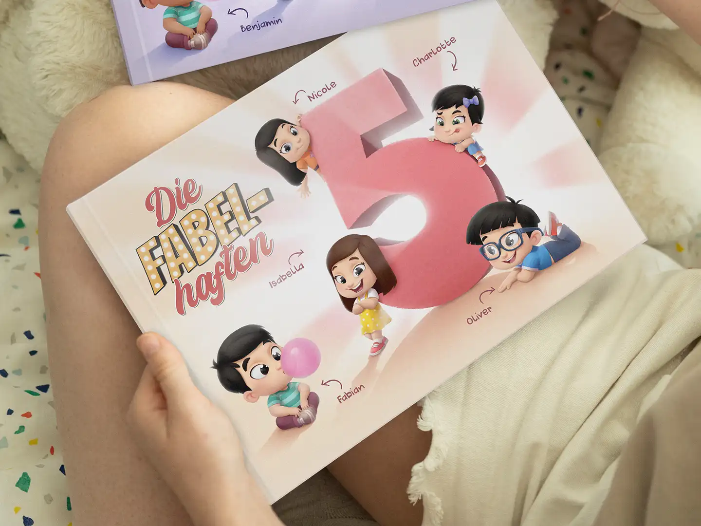 Eine Frau hält ein speziell für fünf Kinder gestaltetes Buch in der Hand, das ein tolles personalisiertes Geschenk für eine Familie ist.
