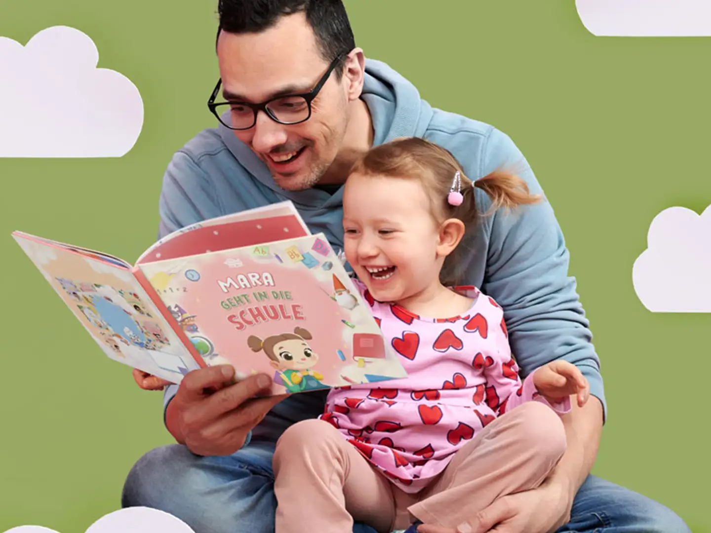 Papa liest seiner Tochter ein personalisiertes Buch über den Schulanfang vor.